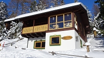 Vergrößern / Details: Aussenansicht der Zirmach Hütte im Winter